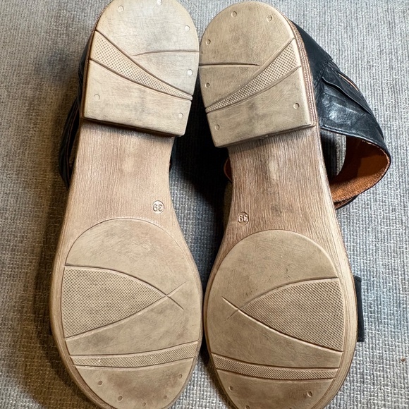 Miz Mooz Daphne Black Leather Sandals, Sz 39 - Picture 4 of 5